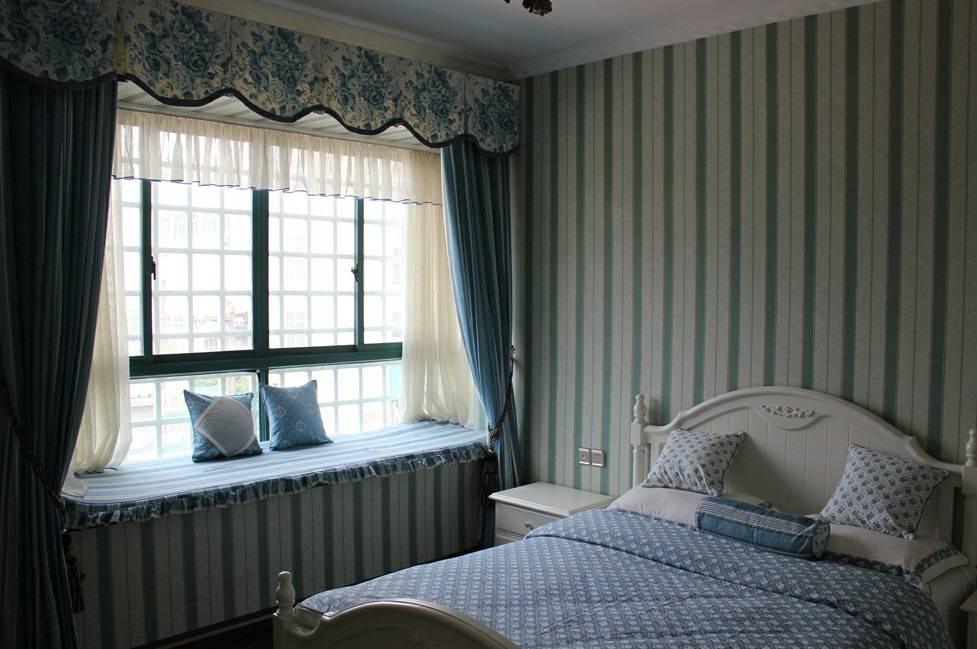 点击大图看下一张：欧式卧室复式楼窗帘设计案例