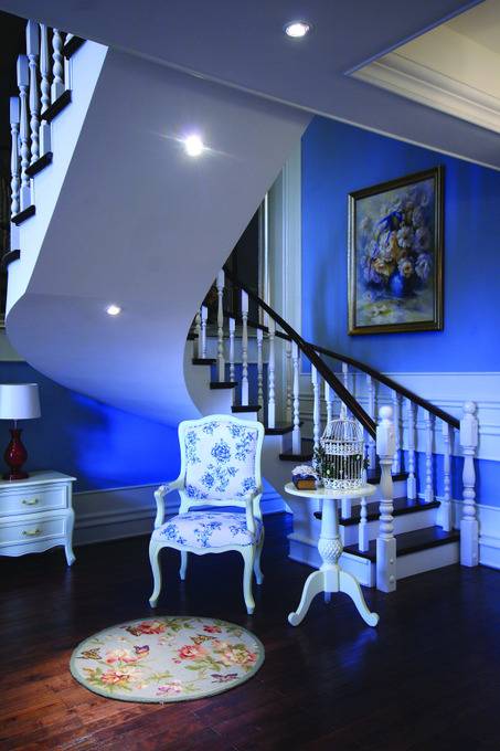 点击大图看下一张：美式别墅楼梯案例展示