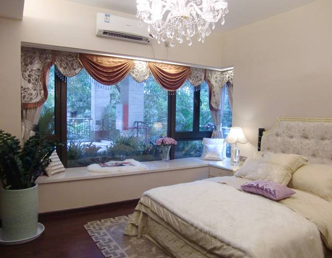点击大图看下一张：欧式欧式风格卧室窗帘设计案例