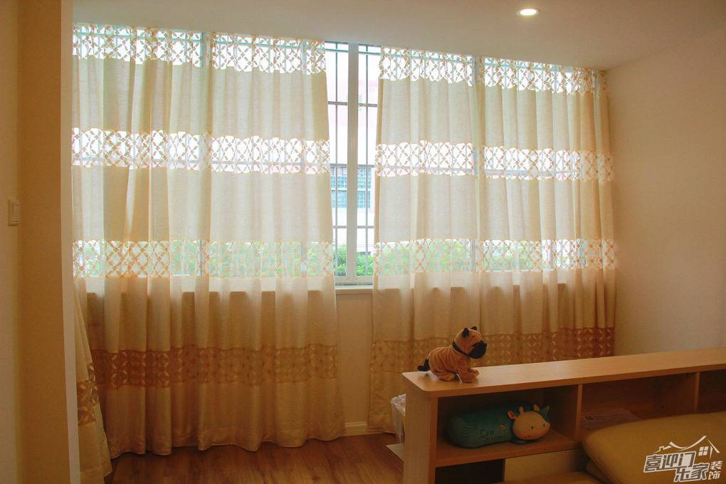 点击大图看下一张：简约客厅窗帘设计案例