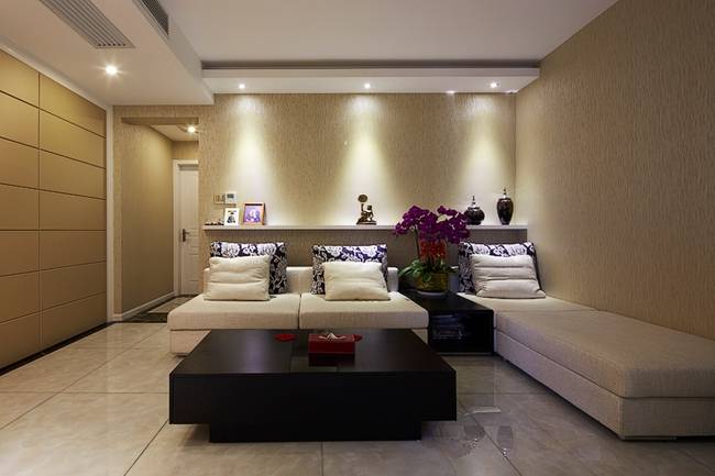 点击大图看下一张：现代客厅沙发茶几装修图