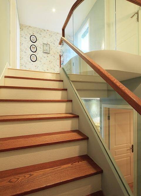 点击大图看下一张：现代楼梯设计图