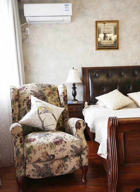点击大图看下一张：乡村风格卧室沙发单人沙发壁纸设计方案
