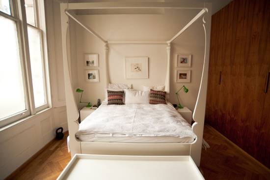 点击大图看下一张：清新卧室背景墙衣柜床架木质衣柜效果图