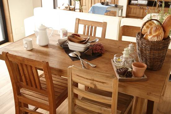 点击大图看下一张：日式自然餐桌椅子木质餐桌椅案例展示