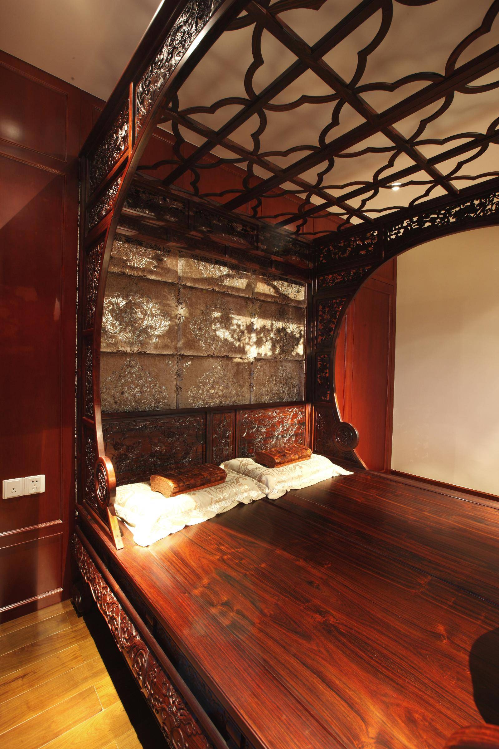 点击大图看下一张：中式明清卧室设计案例