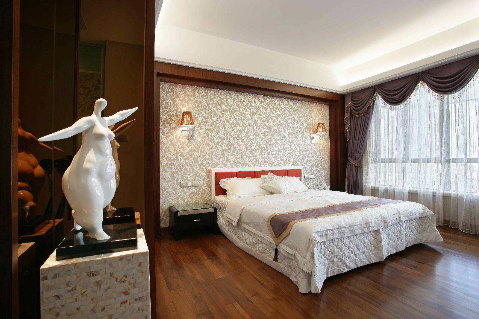 点击大图看下一张：现代简约新古典卧室设计案例