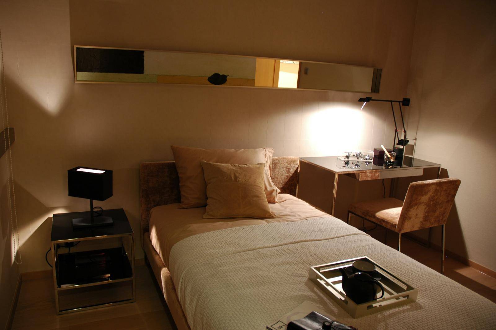 点击大图看下一张：现代简约卧室图片