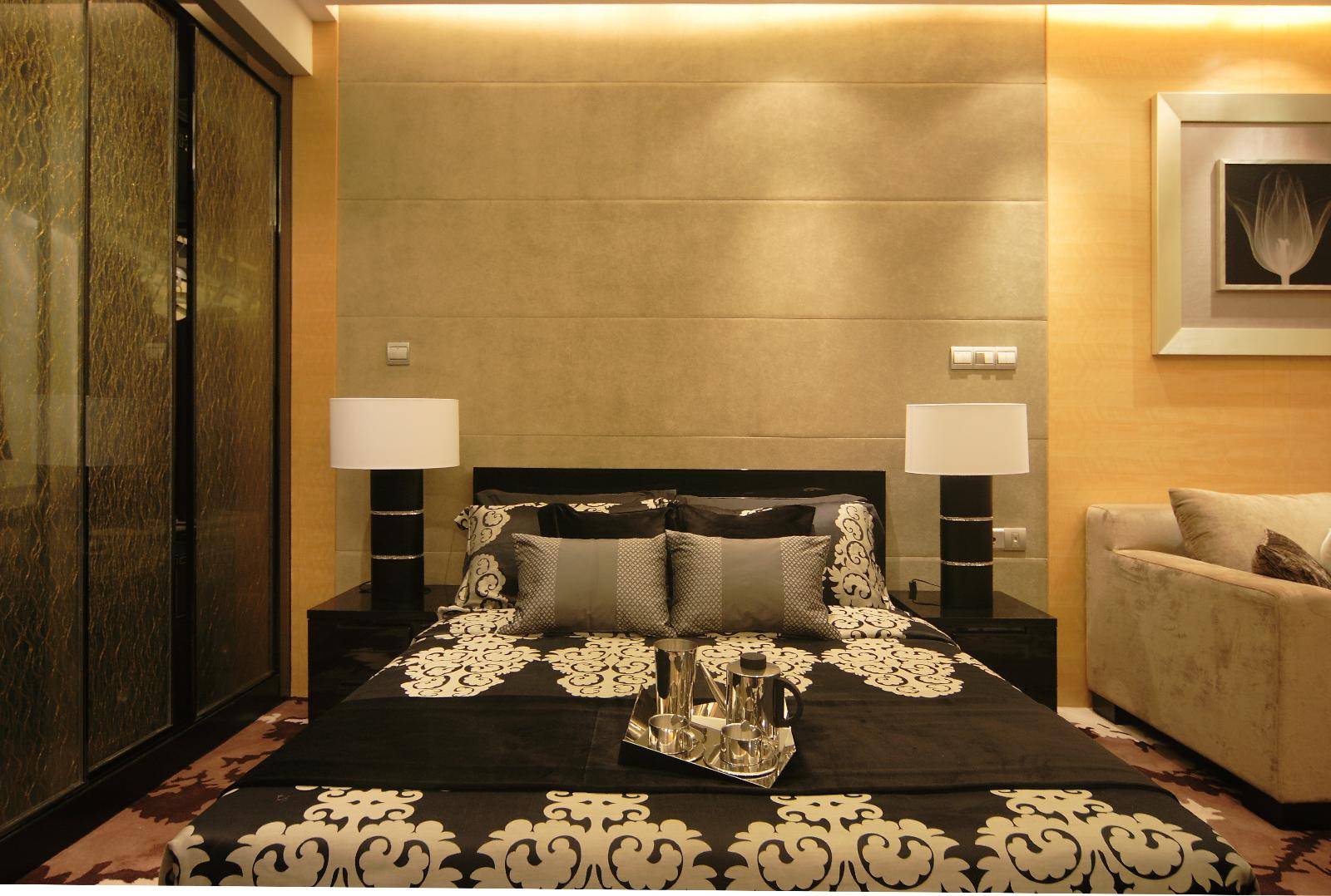 点击大图看下一张：现代简约新古典卧室设计方案