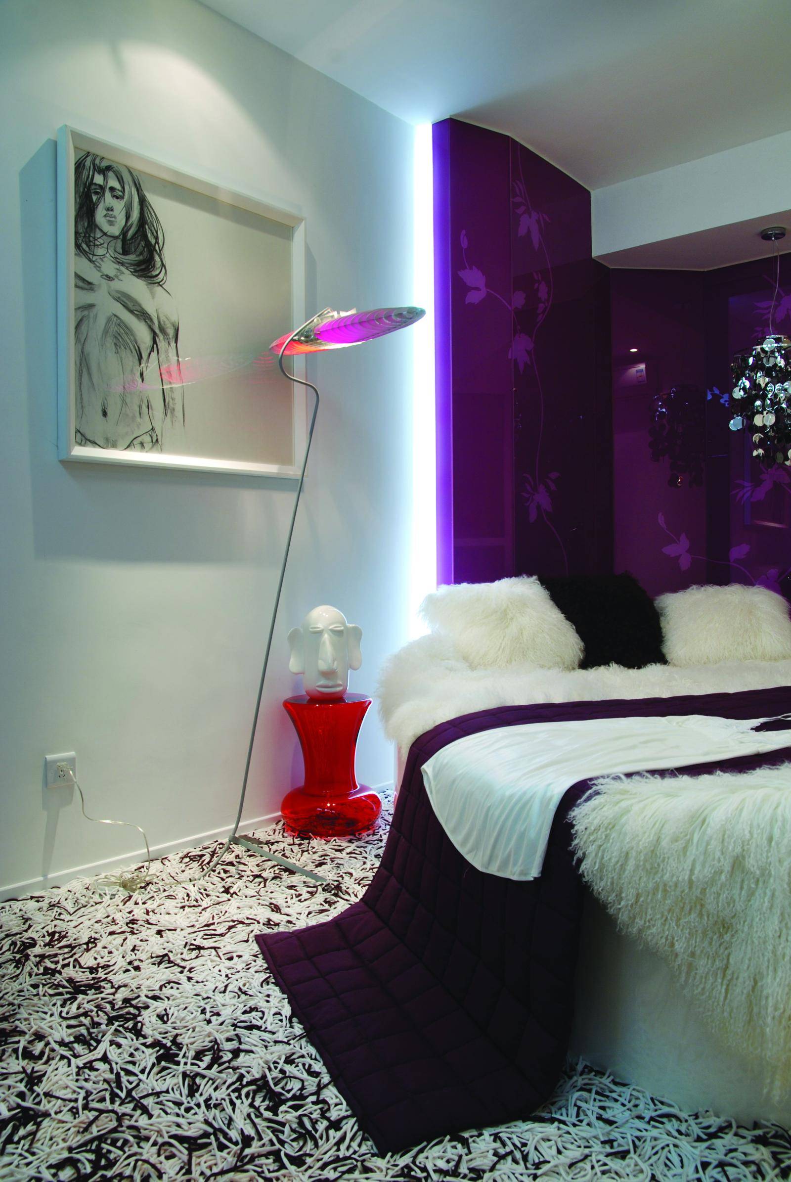 点击大图看下一张：现代简约创意卧室装修案例