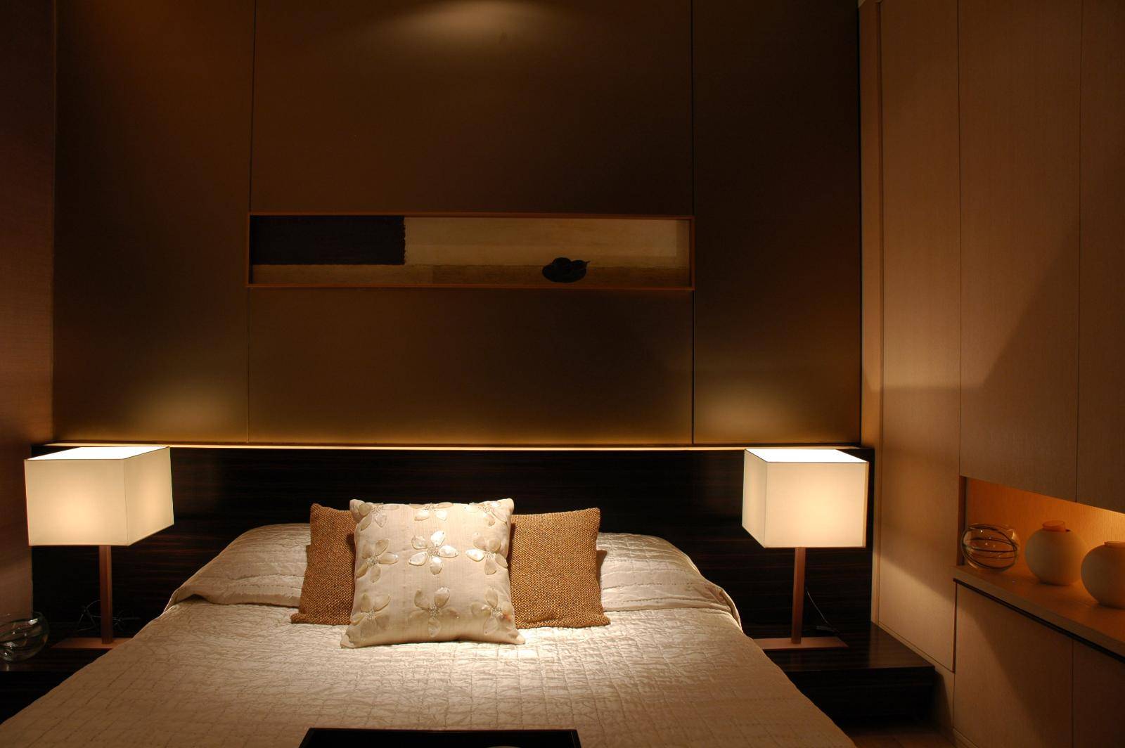 点击大图看下一张：现代简约卧室案例展示