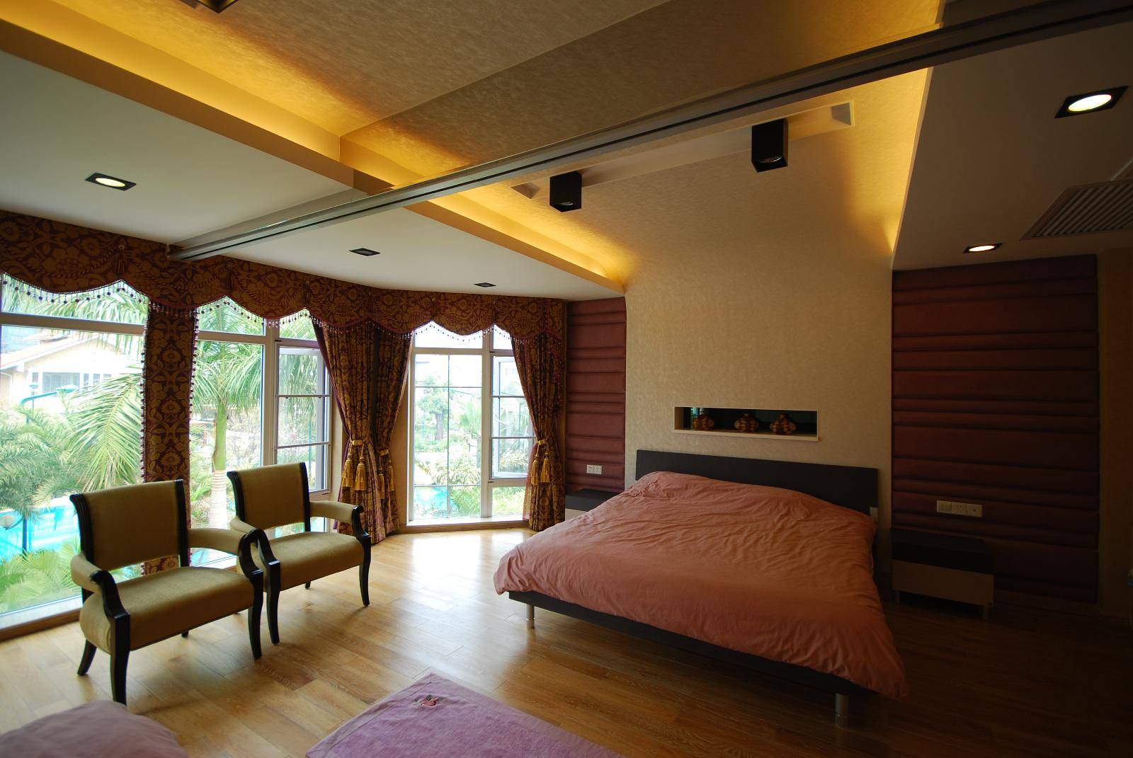 点击大图看下一张：现代简约欧式美式混搭卧室图片