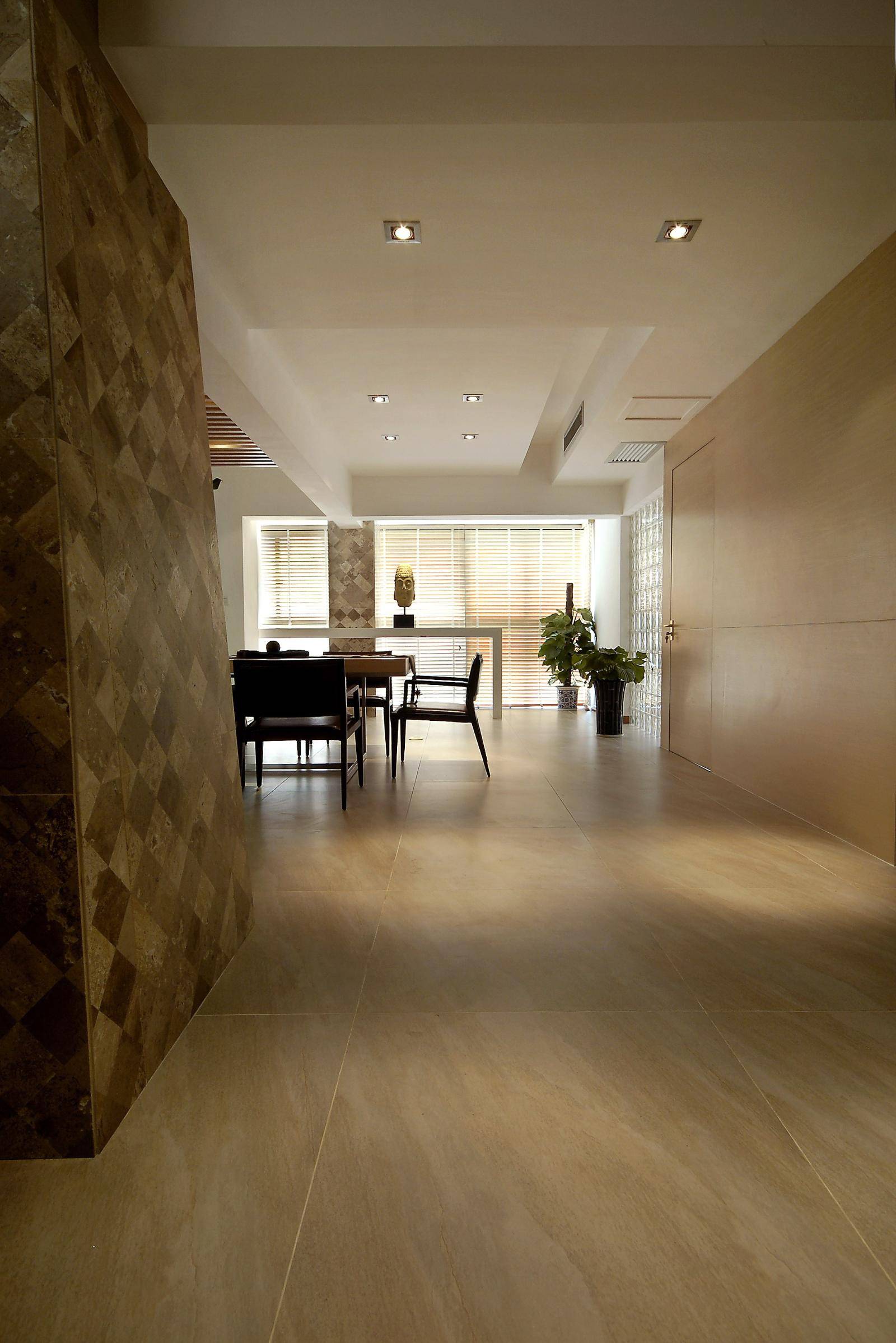 点击大图看下一张：现代简约中式走廊装修效果展示