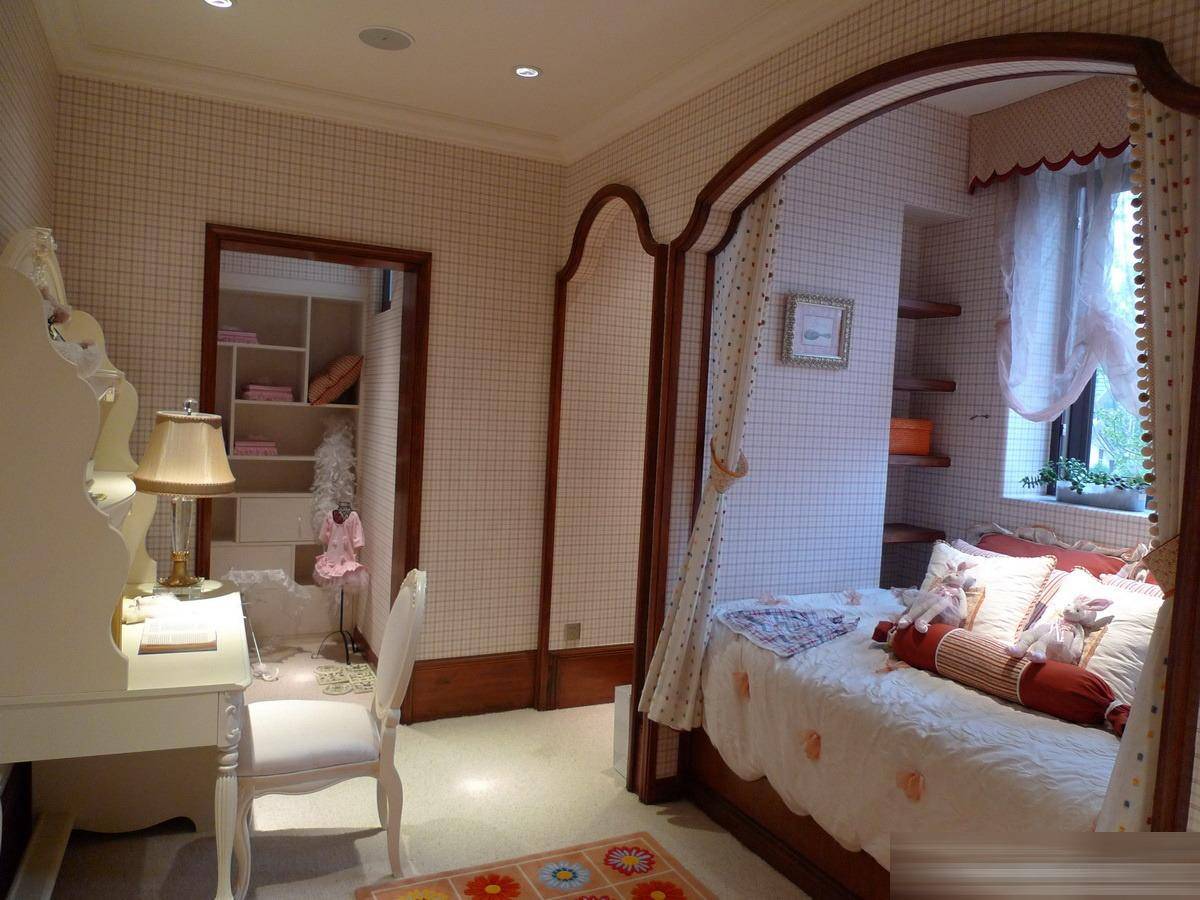 点击大图看下一张：美式卧室装修效果展示