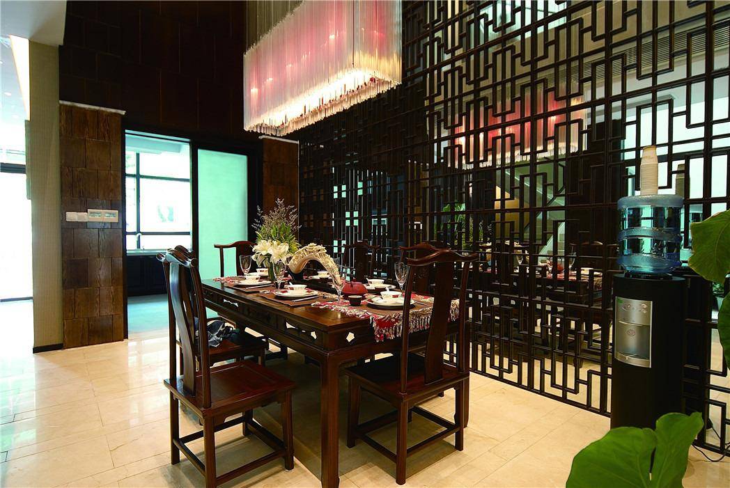 点击大图看下一张：中式餐厅隔断设计图