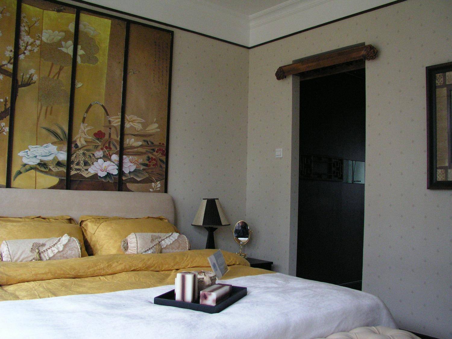 点击大图看下一张：卧室装修案例