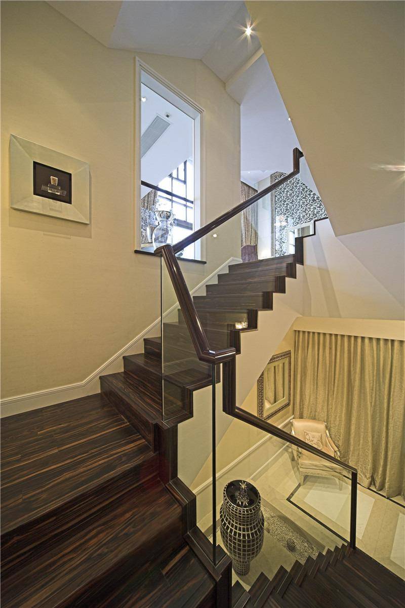 点击大图看下一张：现代简约新古典楼梯装修效果展示