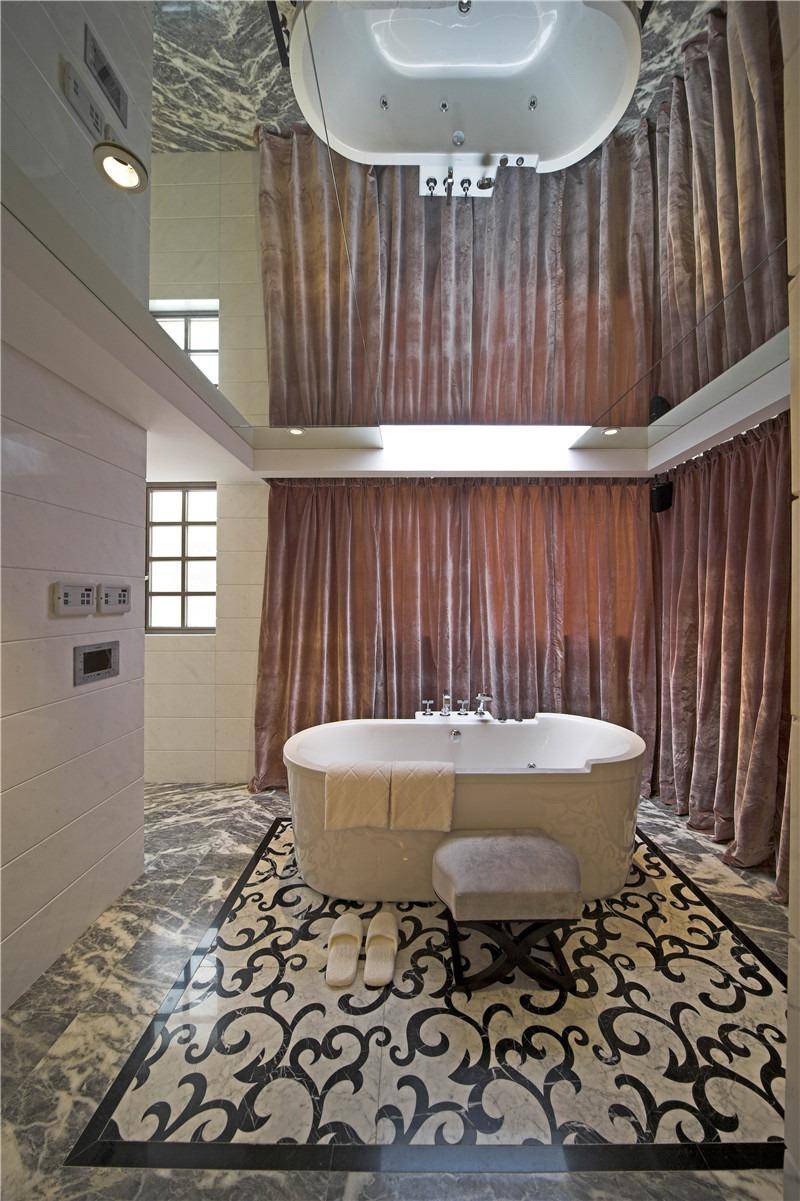 点击大图看下一张：现代简约浴室淋浴房图片