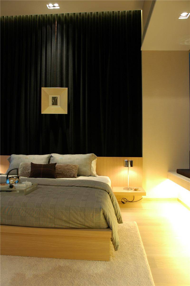 点击大图看下一张：现代简约卧室装修图
