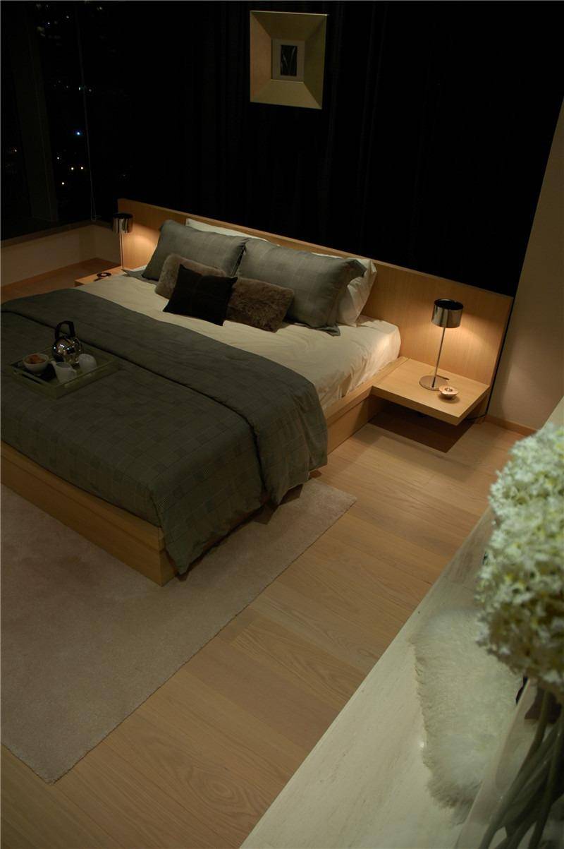 点击大图看下一张：现代简约卧室装修案例