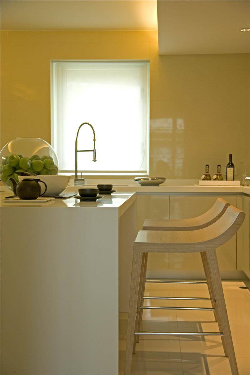 点击大图看下一张：现代简约厨房吧台设计图