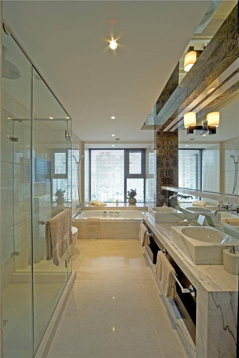 点击大图看下一张：现代简约简欧浴室装修效果展示
