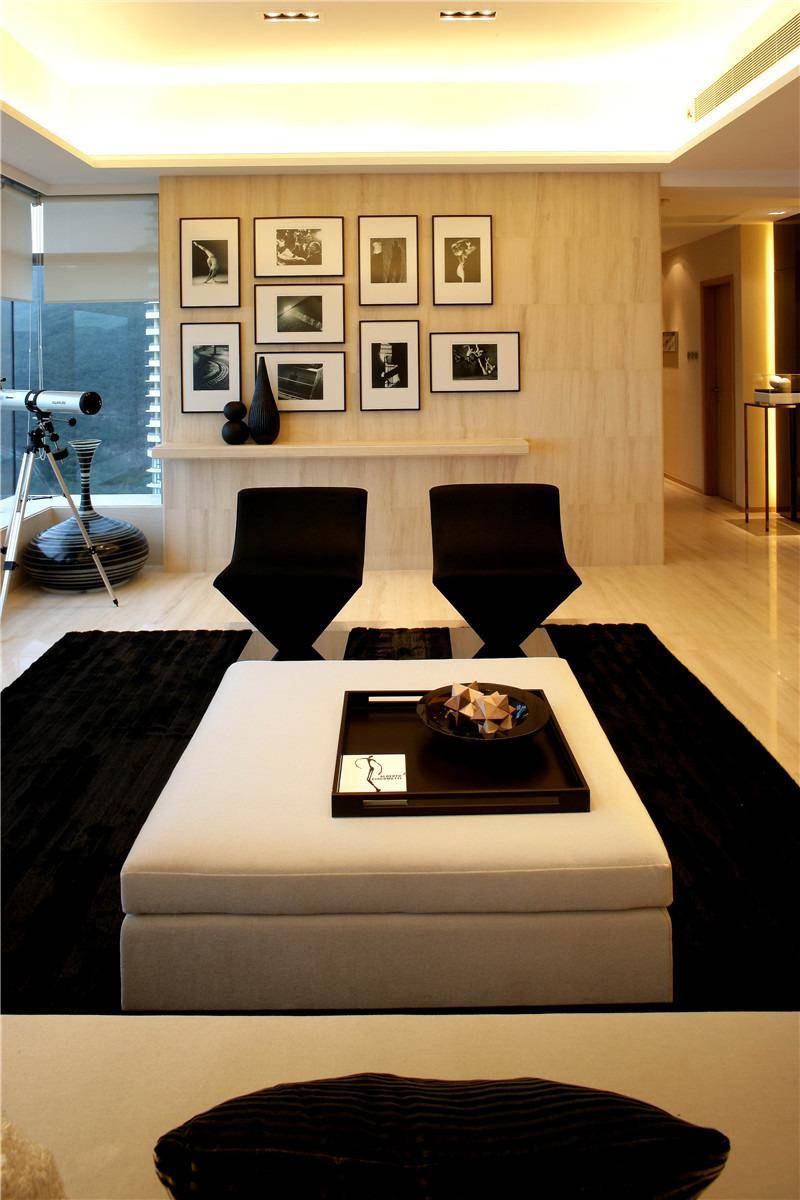点击大图看下一张：现代简约客厅装修效果展示