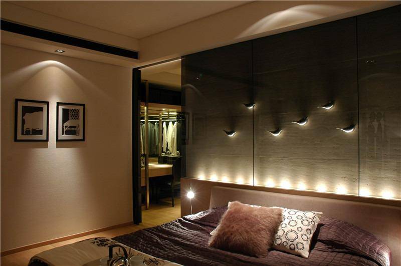 点击大图看下一张：现代简约卧室背景墙设计案例