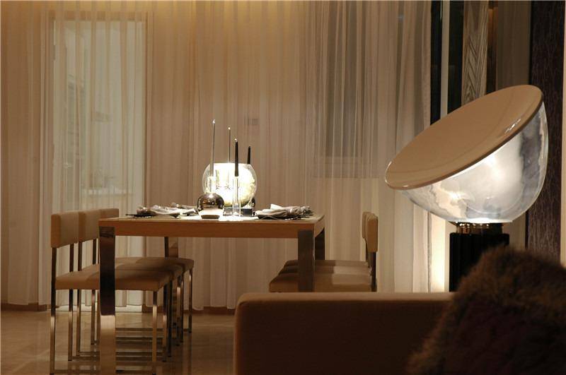 点击大图看下一张：现代简约餐厅台灯设计图