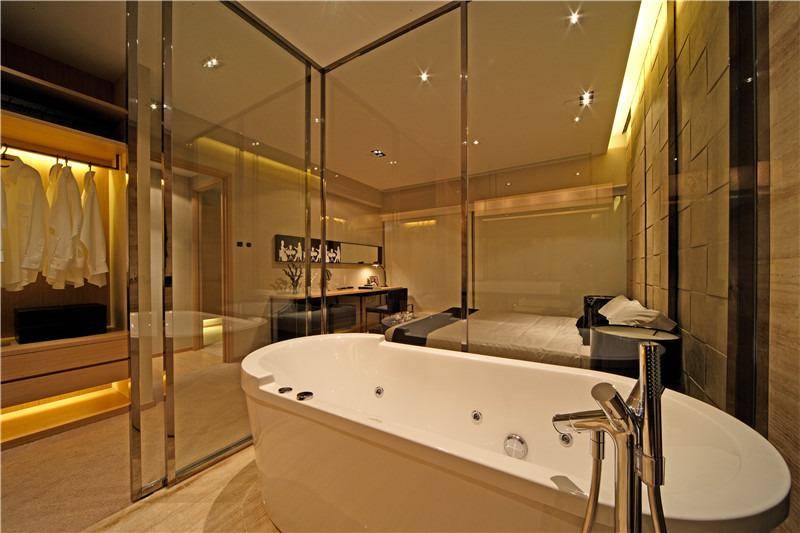 点击大图看下一张：现代简约衣帽间浴室淋浴房设计案例展示