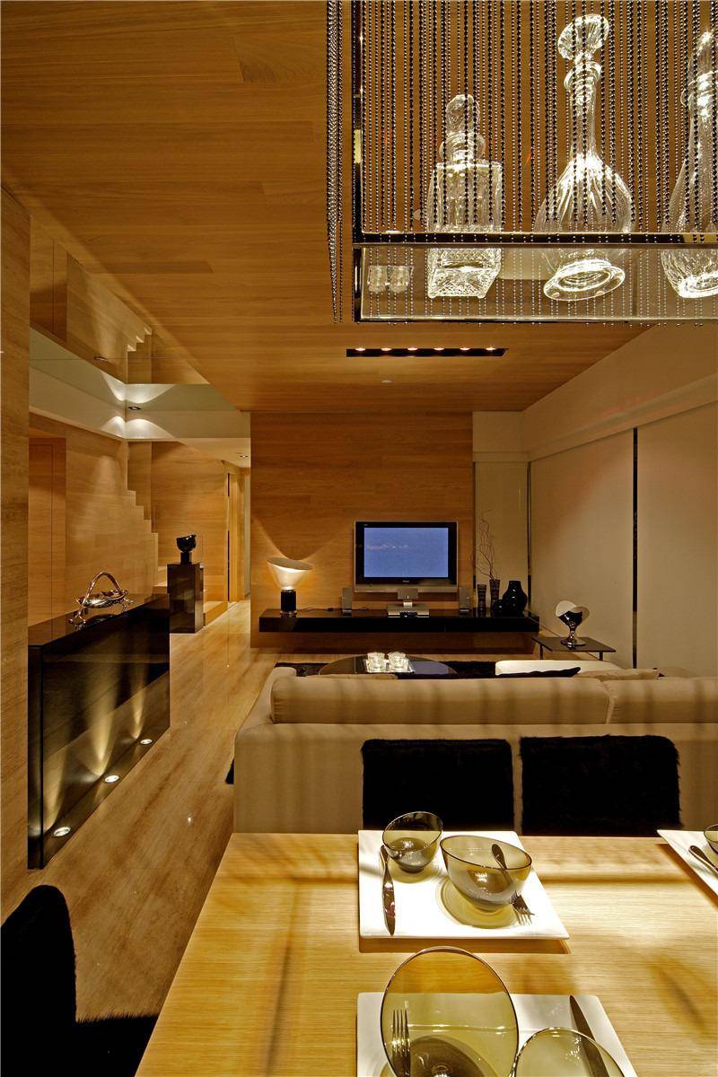 点击大图看下一张：现代简约客厅餐厅设计案例