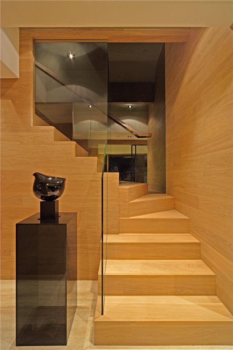 点击大图看下一张：现代简约楼梯设计案例展示