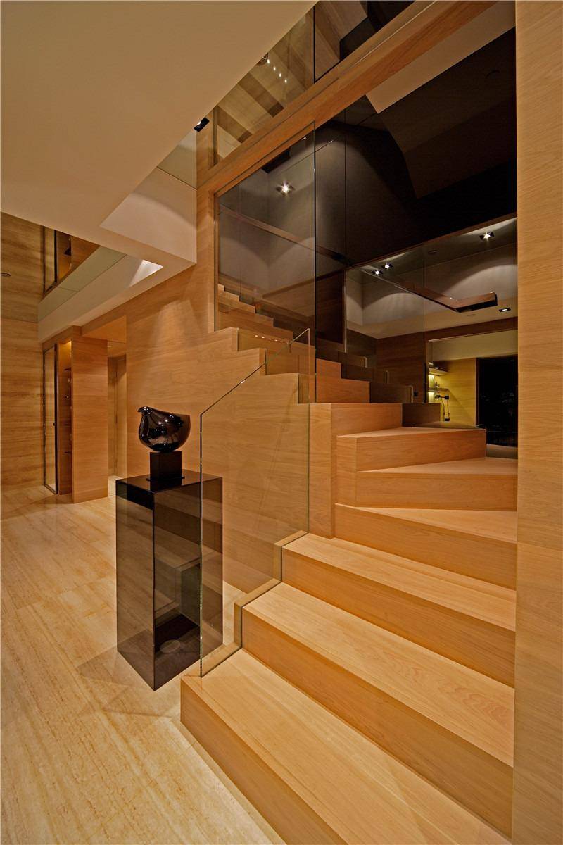 点击大图看下一张：现代简约客厅楼梯设计案例