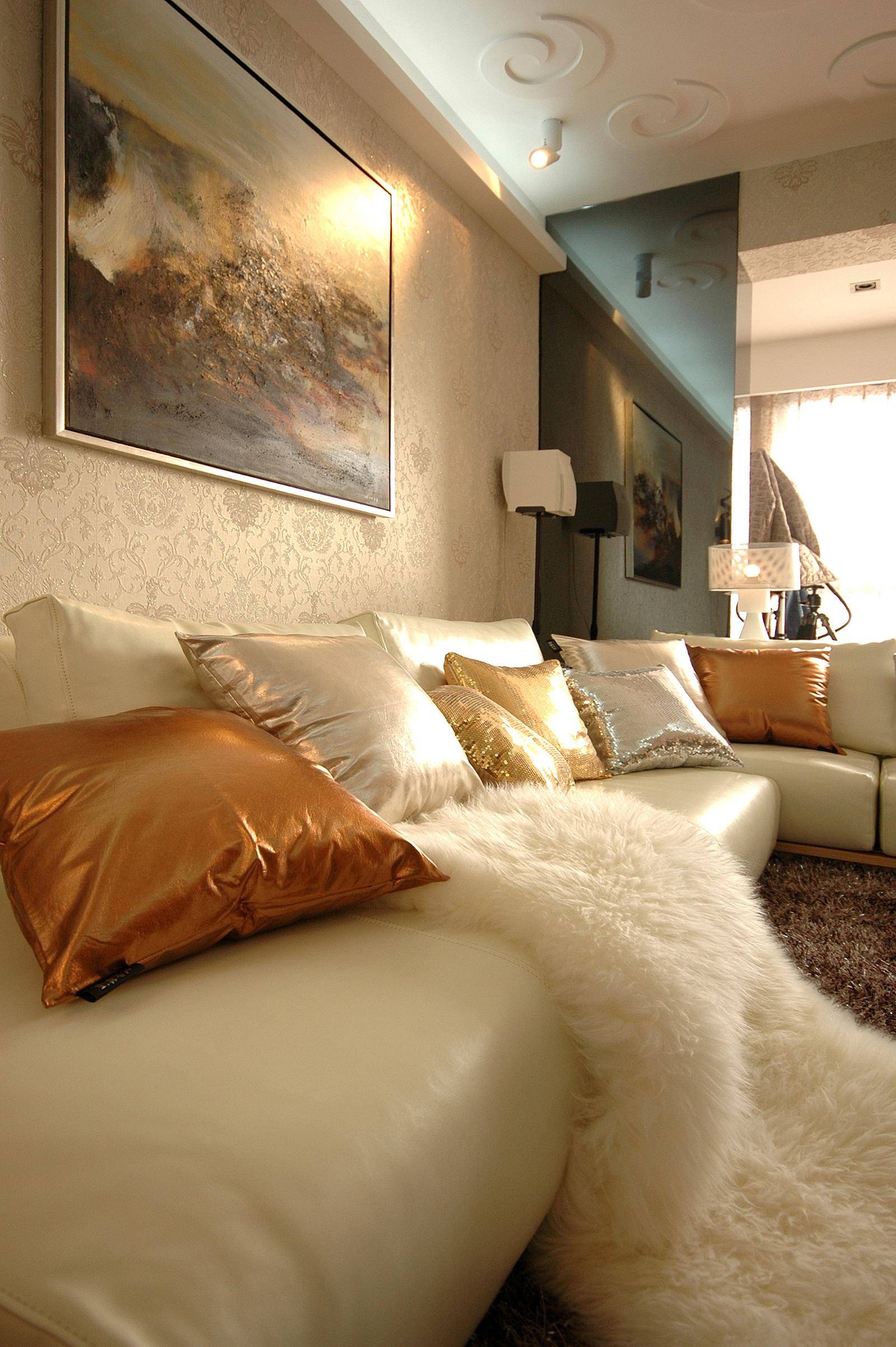 点击大图看下一张：现代简约简欧客厅沙发设计方案