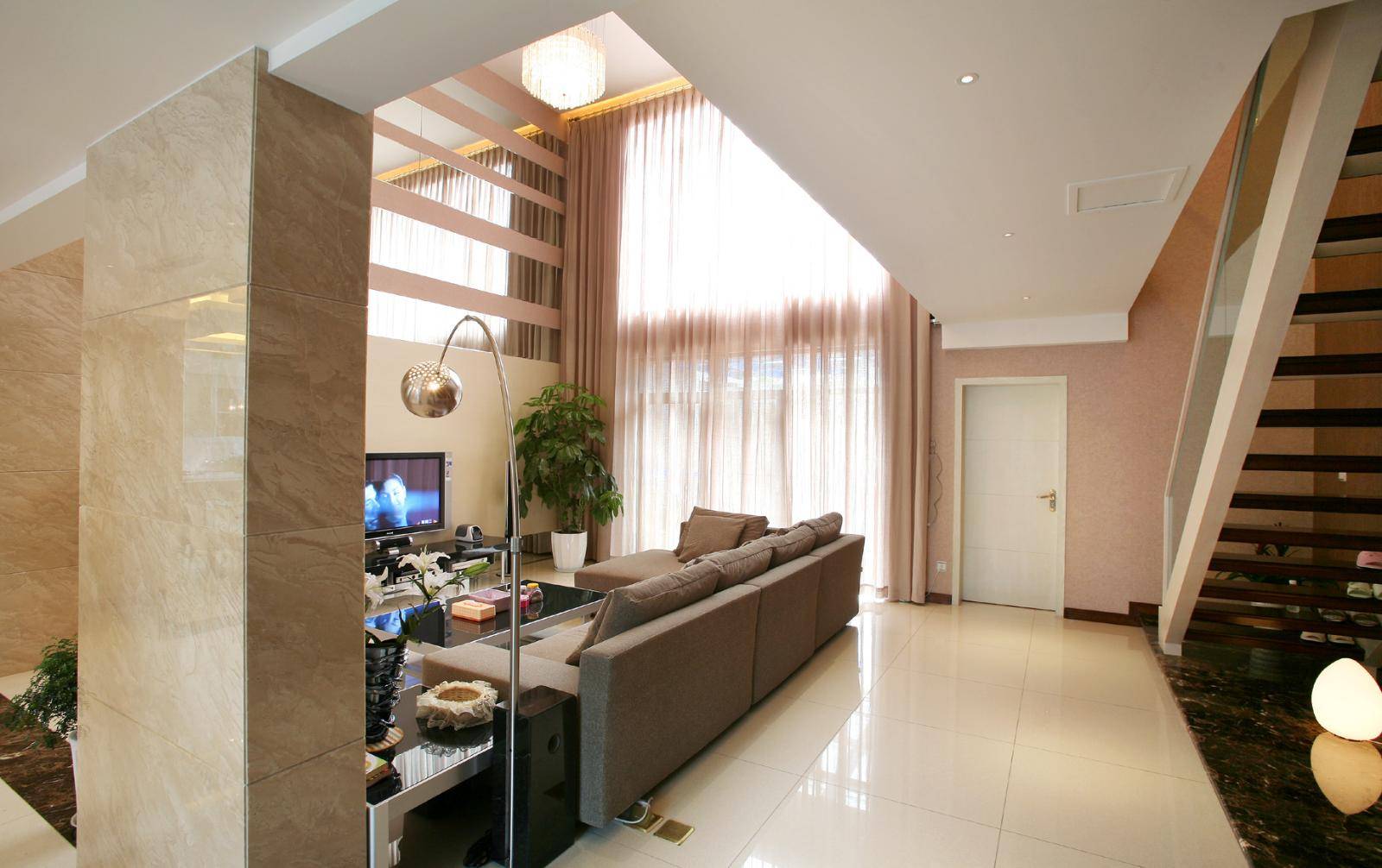 点击大图看下一张：现代简约客厅效果图