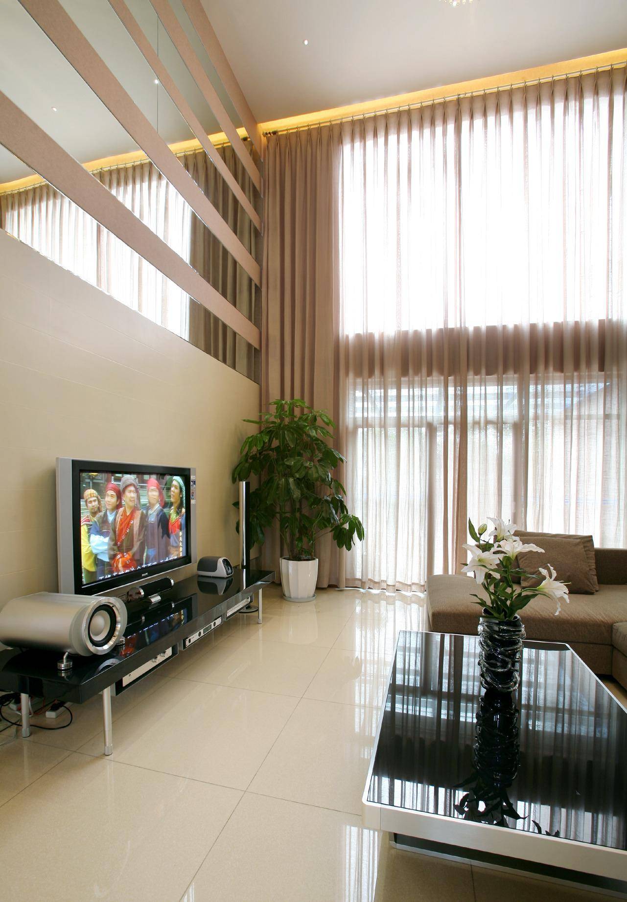 点击大图看下一张:现代简约客厅案例展示