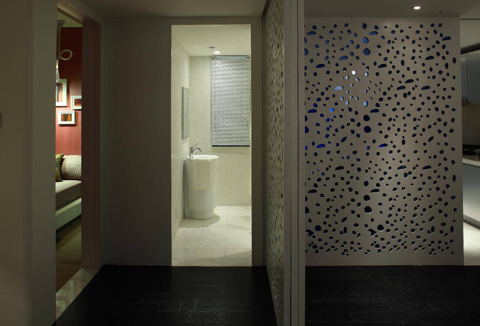 点击大图看下一张:现代简约卫生间走廊隔断图片