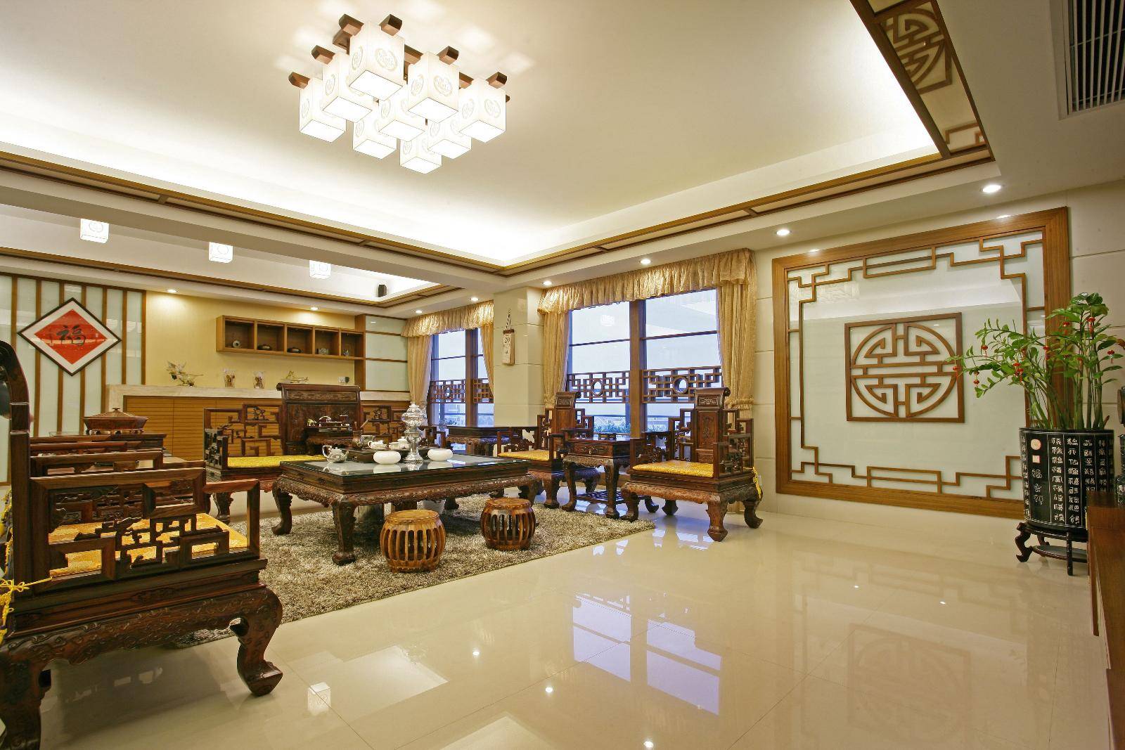点击大图看下一张：中式客厅效果图