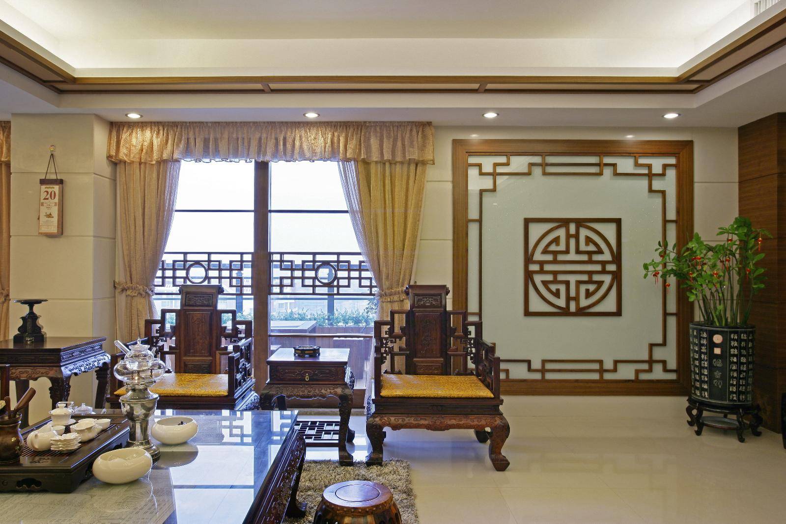 点击大图看下一张：中式客厅装修图