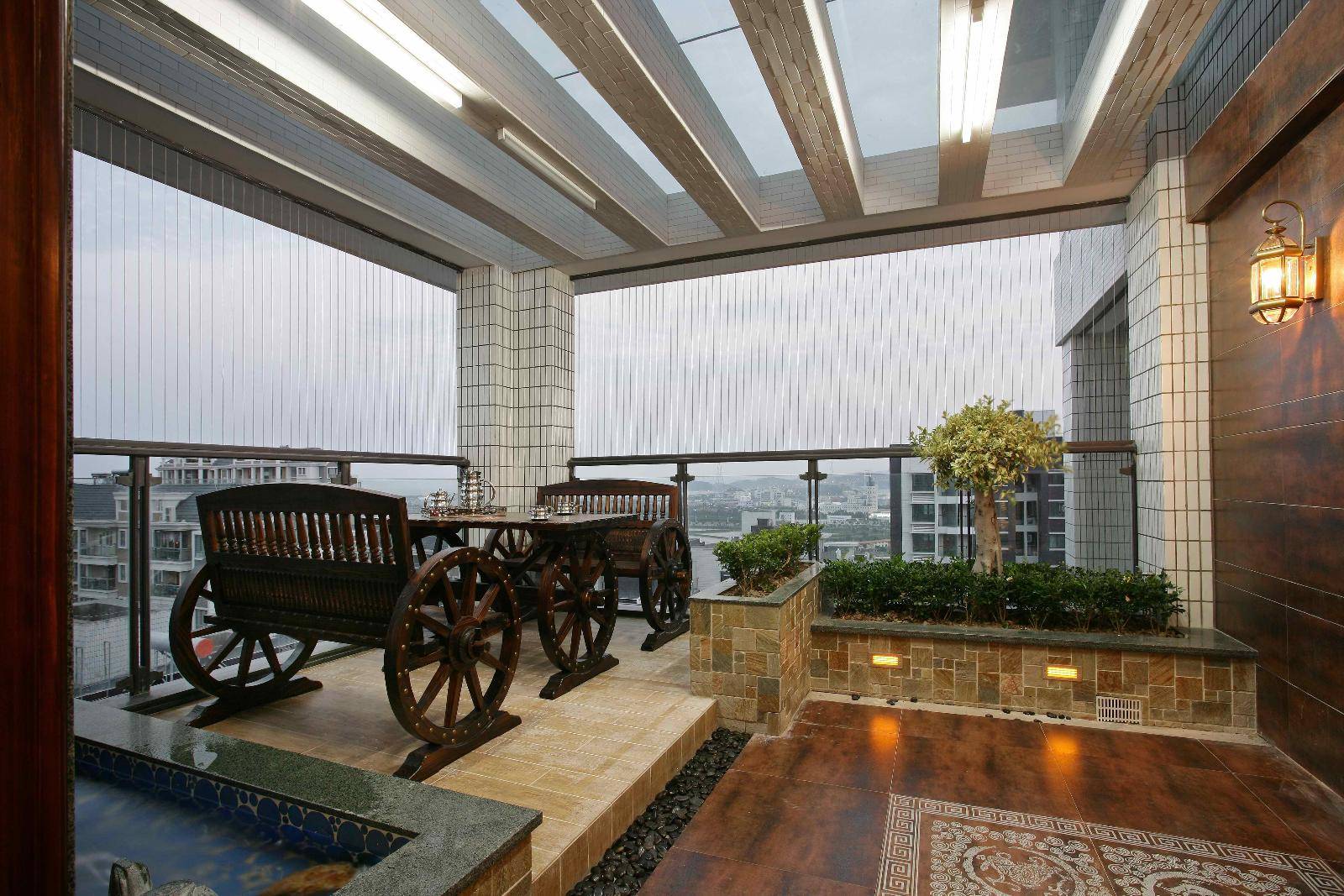 点击大图看下一张：现代简约餐厅阳台花园外景案例展示
