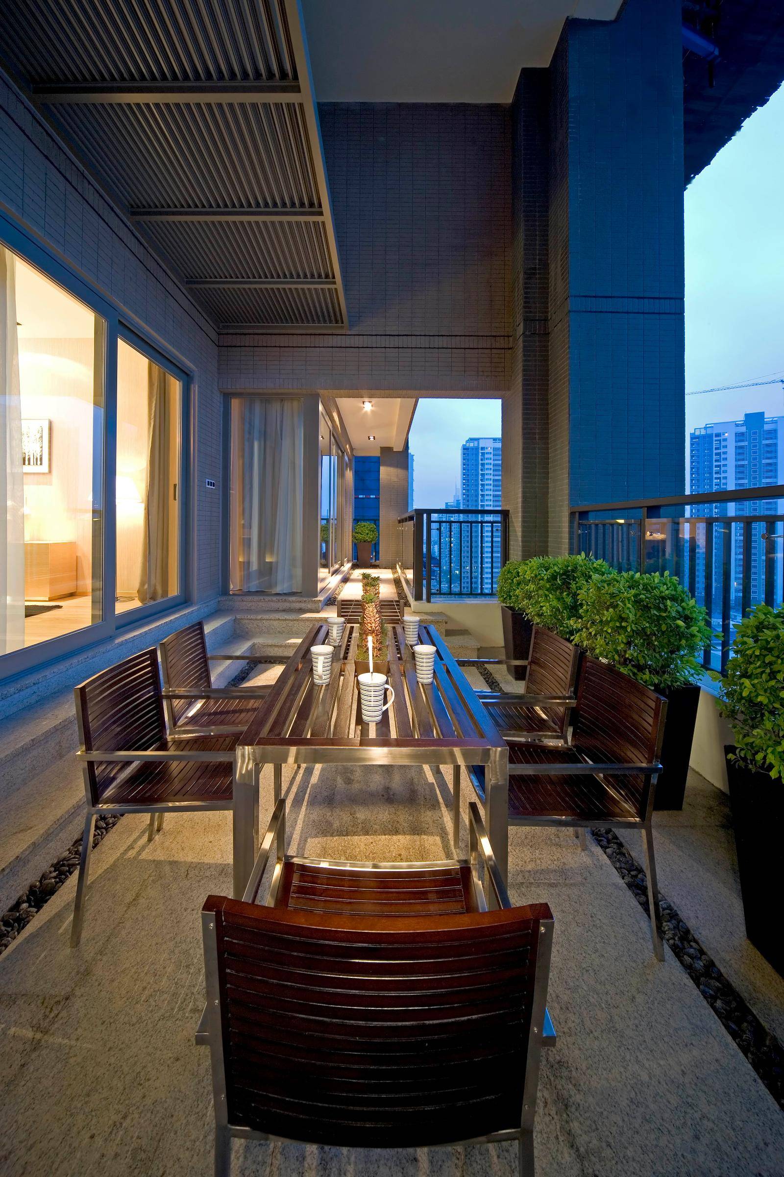 点击大图看下一张：现代简约餐厅阳台装修效果展示