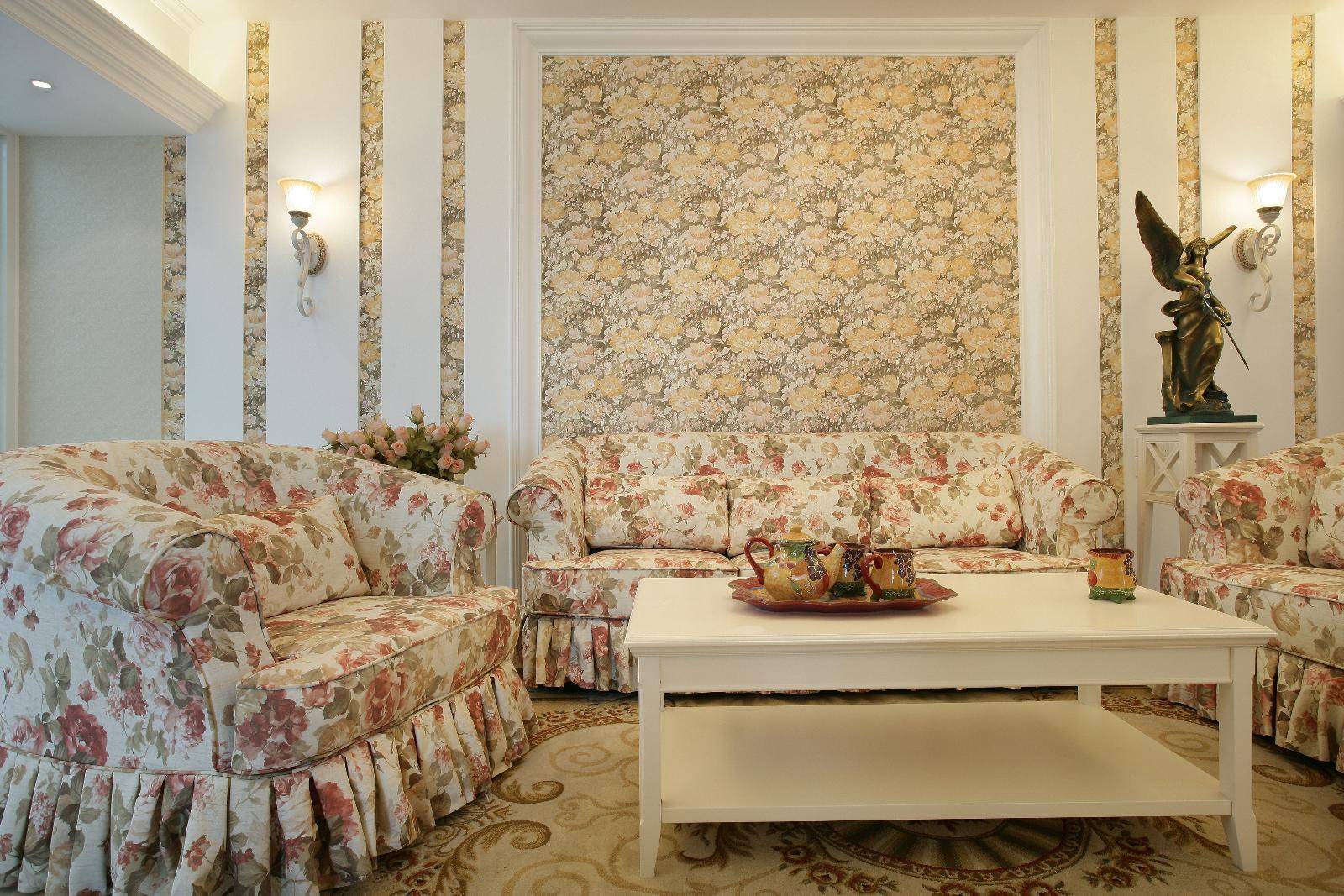 点击大图看下一张：欧式田园客厅沙发装修图