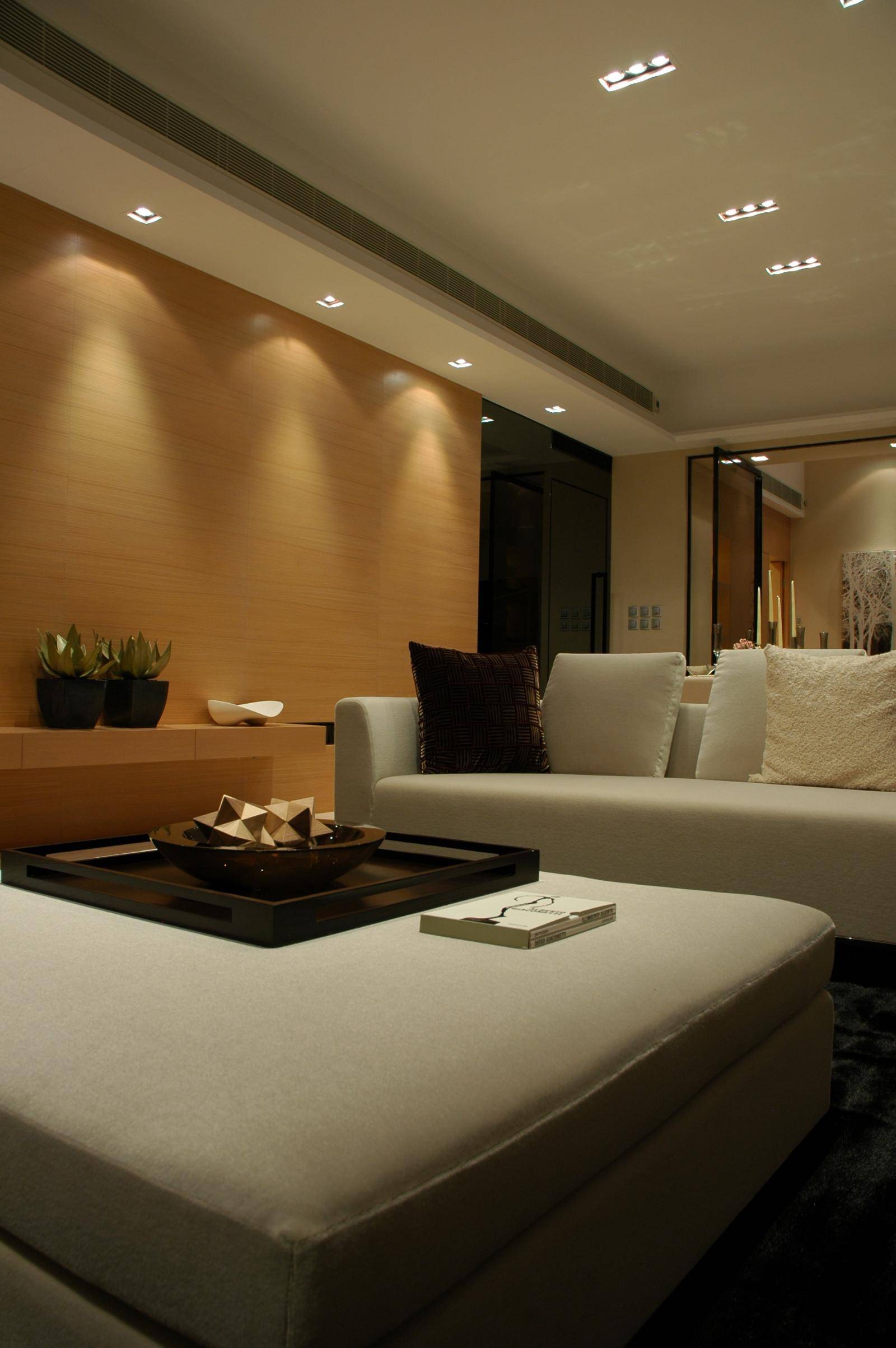 点击大图看下一张：现代简约客厅沙发设计方案