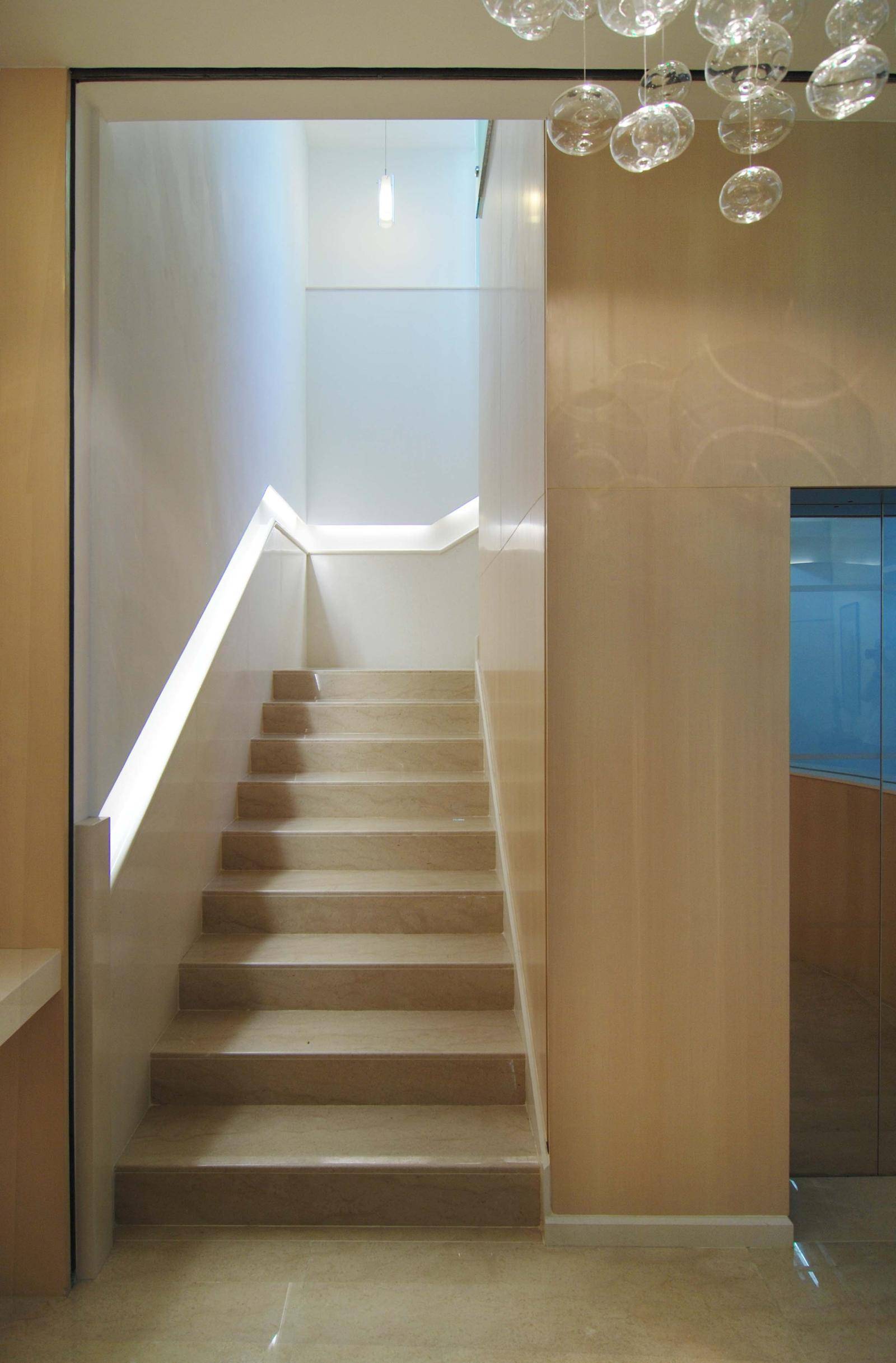 点击大图看下一张：现代简约走廊设计方案