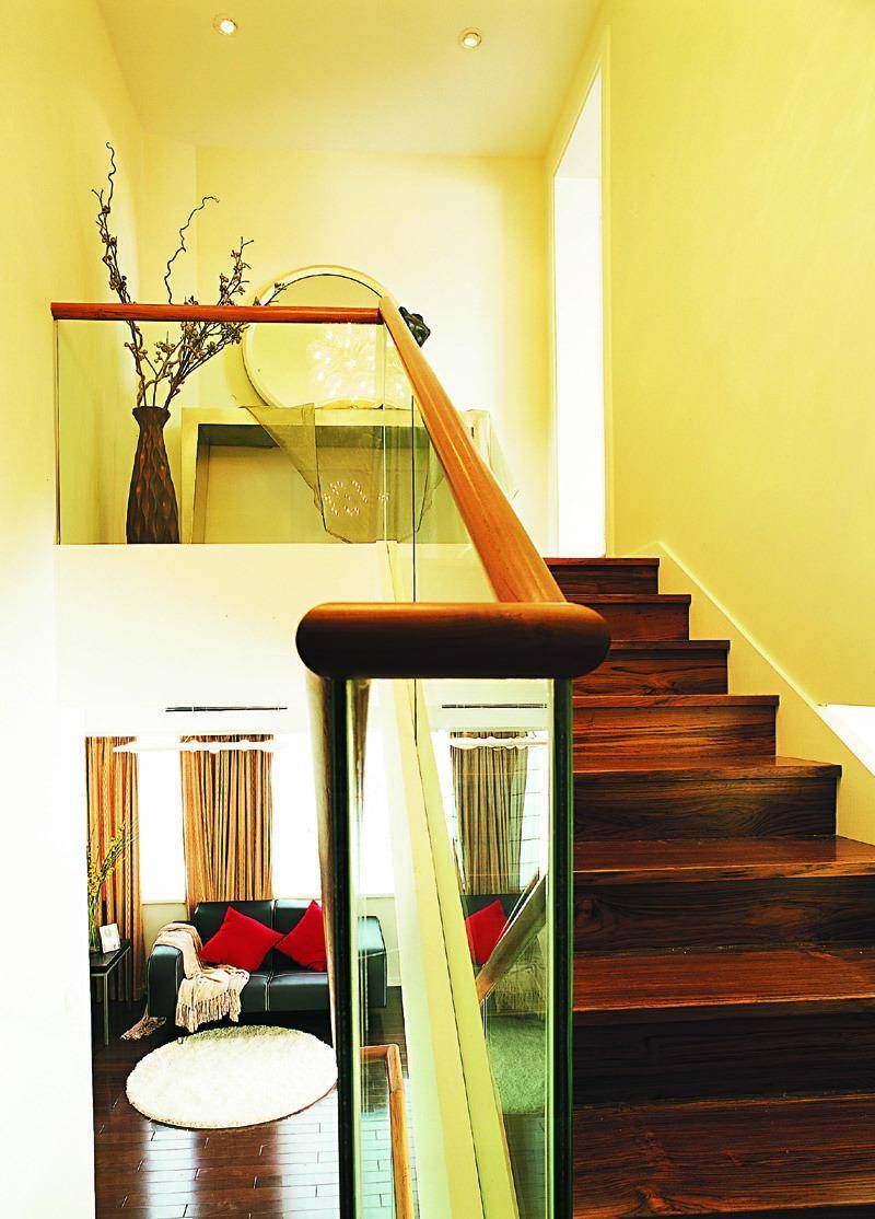 点击大图看下一张：现代简约客厅走廊设计案例