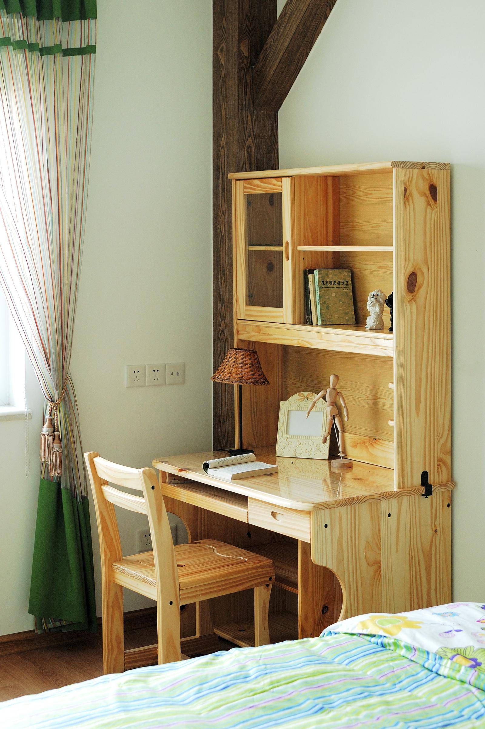 点击大图看下一张：田园美式北欧卧室实木书桌案例展示
