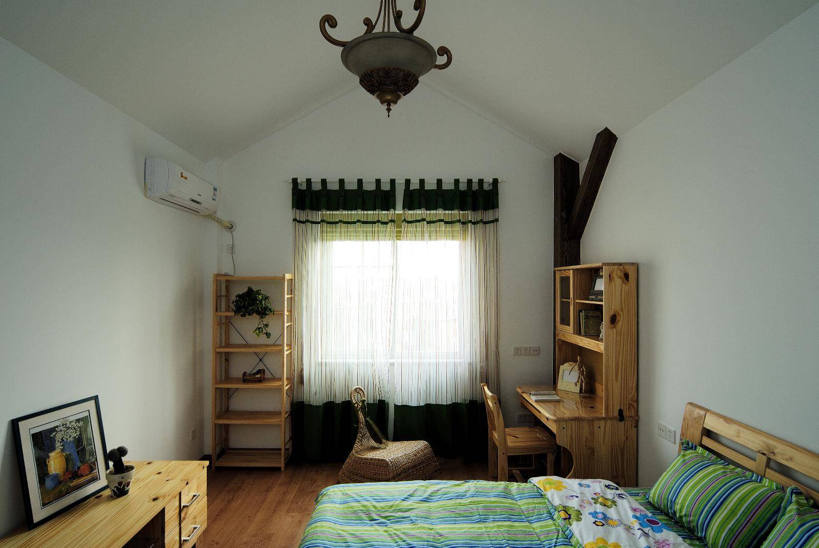 点击大图看下一张：现代简约田园卧室设计方案