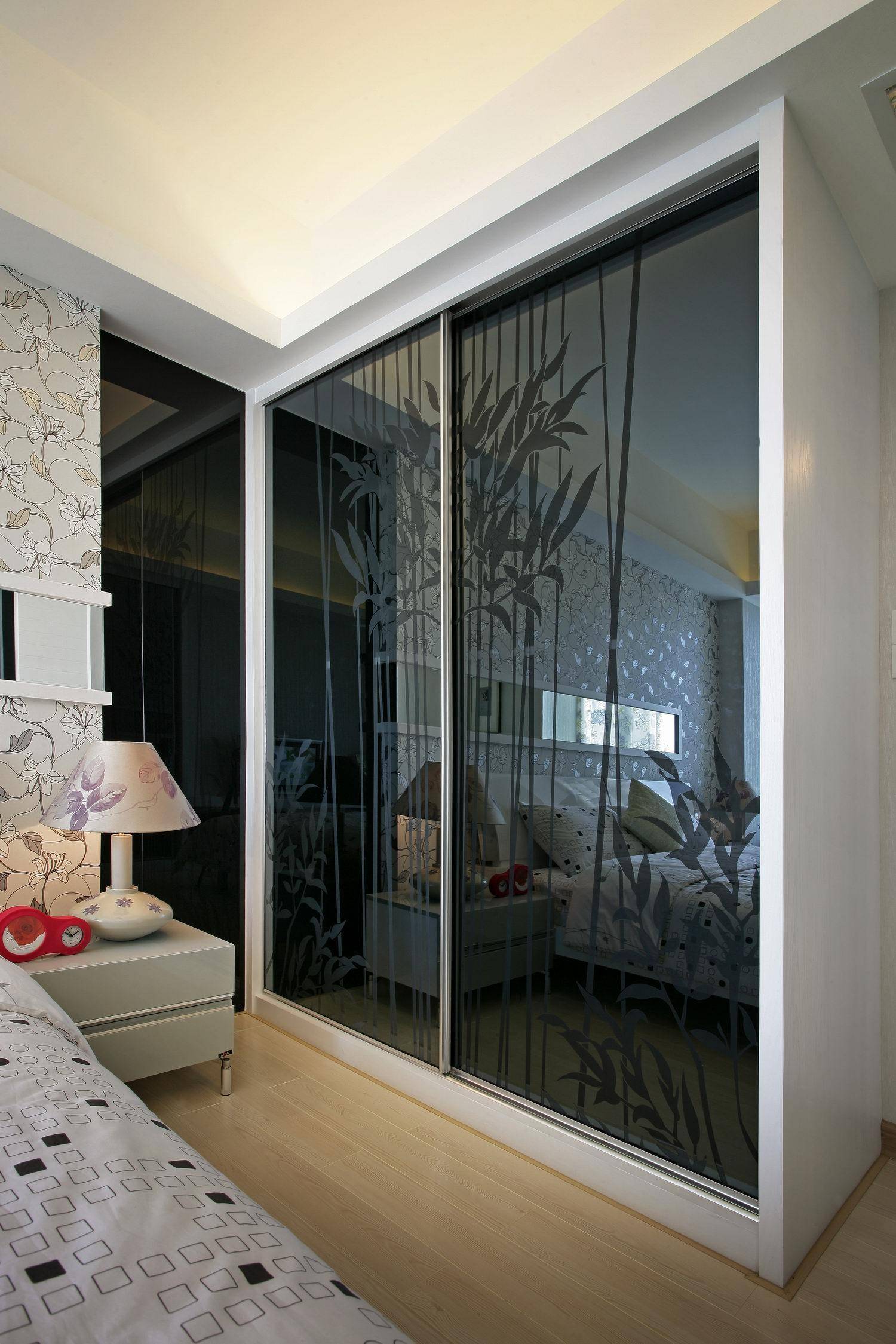 点击大图看下一张:现代简约卧室装修案例