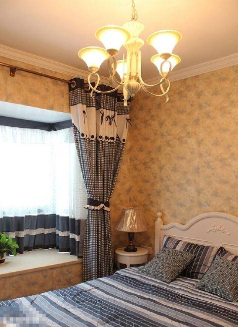 点击大图看下一张：卧室窗帘壁纸设计方案