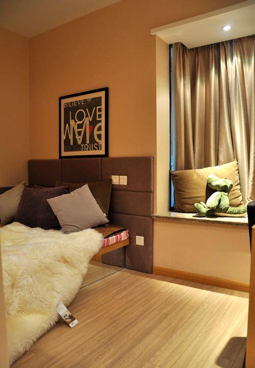 点击大图看下一张：卧室装修效果展示